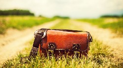 Een vrouw helpt een oudere dame met haar kapsel.